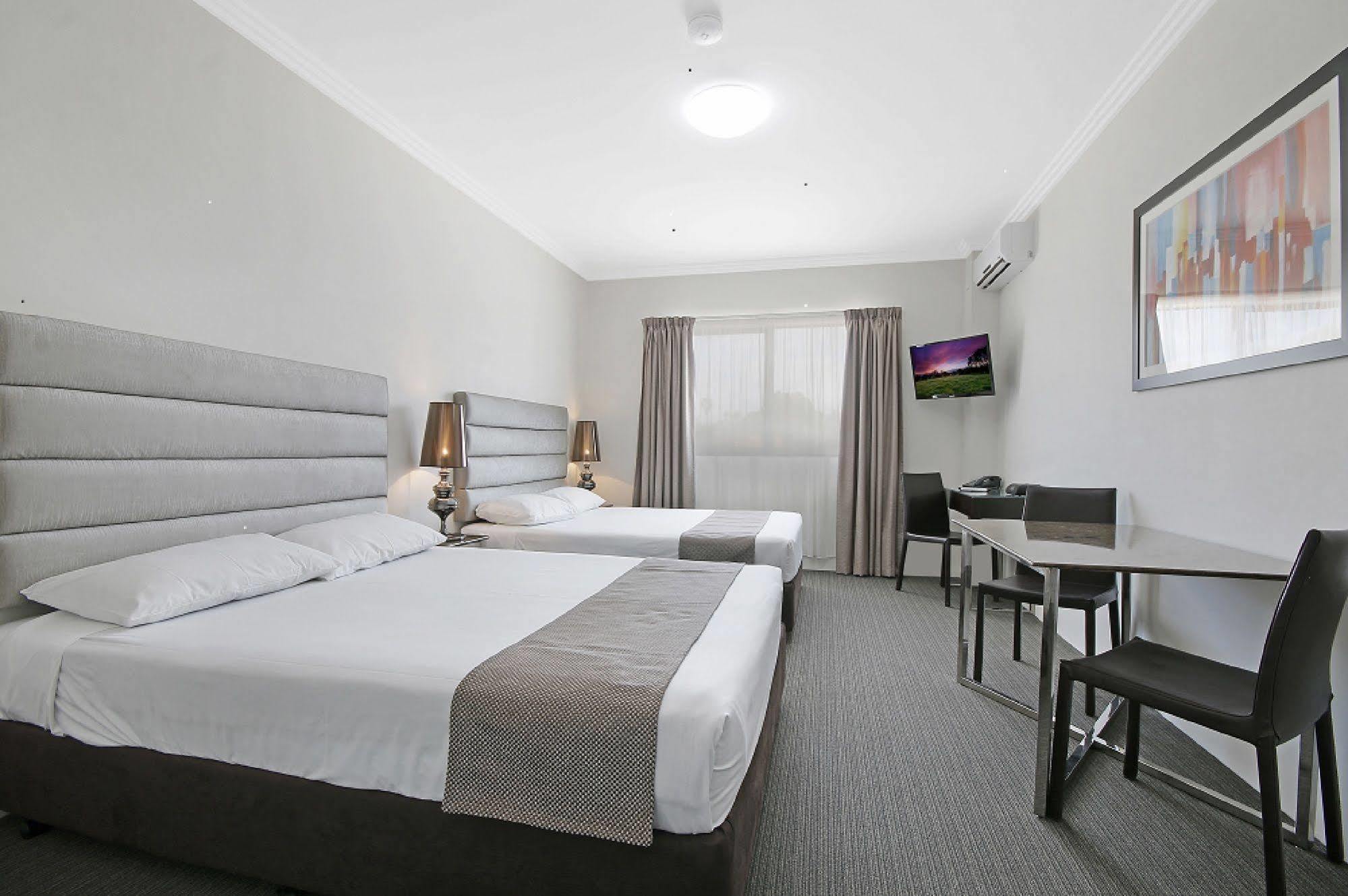 Value Suites Penrith Exterior foto